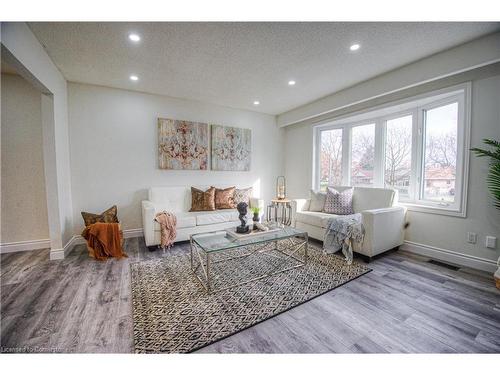 110 Uxbridge Crescent, Kitchener, ON - Indoor Photo Showing Living Room