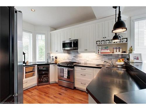 141 Snowbridge Way, The Blue Mountains, ON - Indoor Photo Showing Kitchen With Upgraded Kitchen