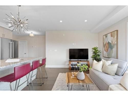 302-245 Grey Silo Road, Waterloo, ON - Indoor Photo Showing Living Room