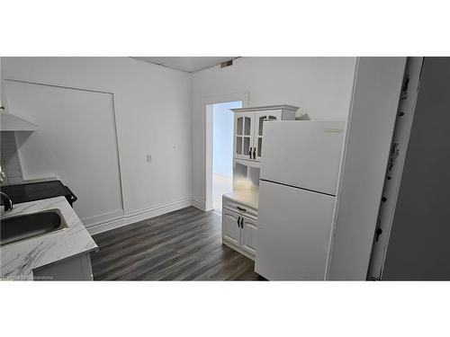 B-73 Dickson Street, Cambridge, ON - Indoor Photo Showing Kitchen