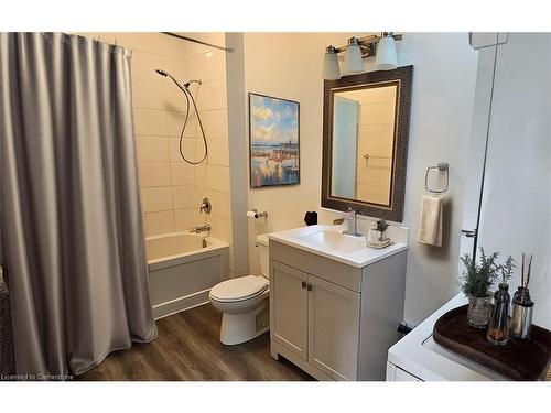 B-73 Dickson Street, Cambridge, ON - Indoor Photo Showing Bathroom