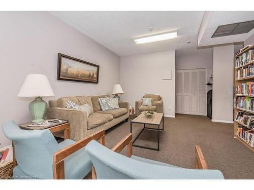 808-260 Sheldon Avenue, Kitchener, ON - Indoor Photo Showing Living Room