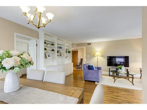 1602-6 Willow Street, Waterloo, ON - Indoor Photo Showing Living Room