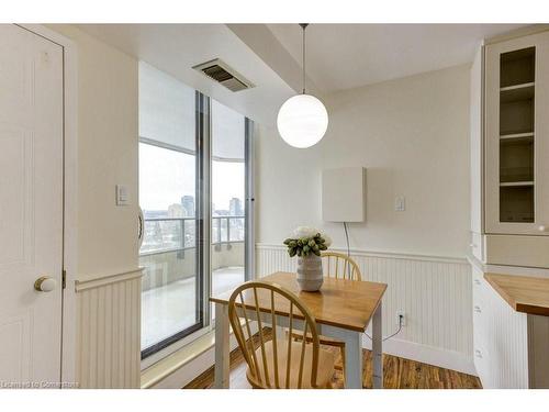 1602-6 Willow Street, Waterloo, ON - Indoor Photo Showing Dining Room