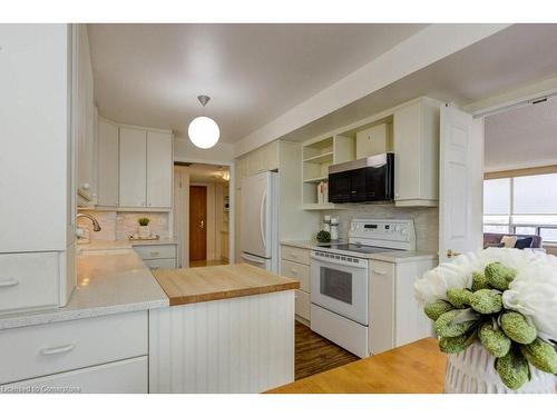 1602-6 Willow Street, Waterloo, ON - Indoor Photo Showing Kitchen