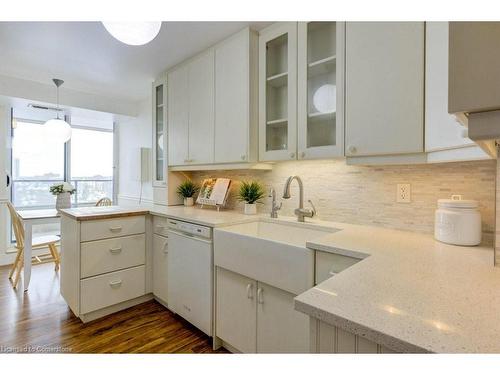 1602-6 Willow Street, Waterloo, ON - Indoor Photo Showing Kitchen