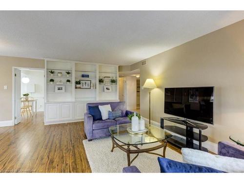 1602-6 Willow Street, Waterloo, ON - Indoor Photo Showing Living Room