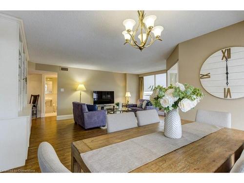 1602-6 Willow Street, Waterloo, ON - Indoor Photo Showing Living Room