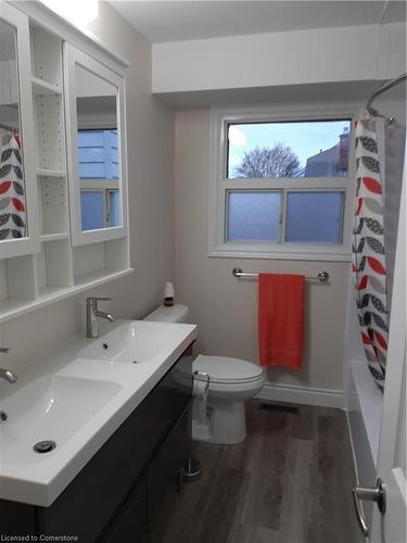 34 Elmwood Avenue, Cambridge, ON - Indoor Photo Showing Bathroom