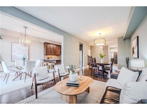 15-875 University Avenue E, Waterloo, ON - Indoor Photo Showing Living Room