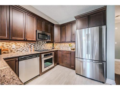 15-875 University Avenue E, Waterloo, ON - Indoor Photo Showing Kitchen With Stainless Steel Kitchen With Upgraded Kitchen