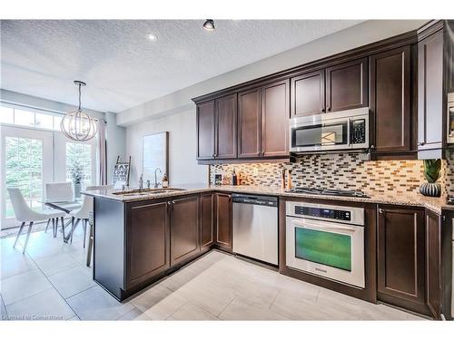 15-875 University Avenue E, Waterloo, ON - Indoor Photo Showing Kitchen With Stainless Steel Kitchen With Upgraded Kitchen