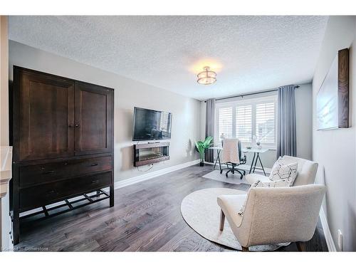 15-875 University Avenue E, Waterloo, ON - Indoor Photo Showing Living Room