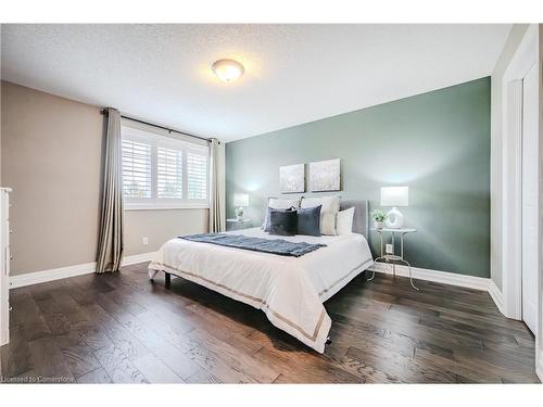 15-875 University Avenue E, Waterloo, ON - Indoor Photo Showing Bedroom