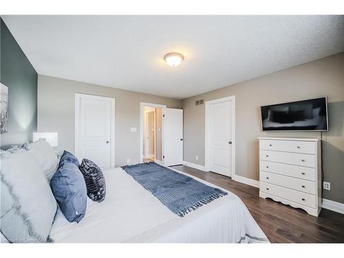 15-875 University Avenue E, Waterloo, ON - Indoor Photo Showing Bedroom