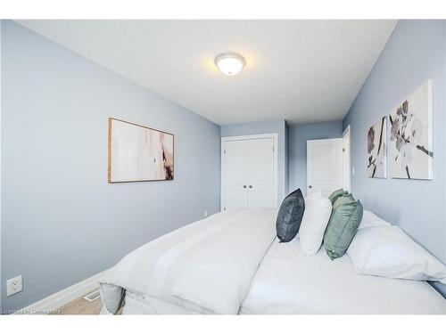 15-875 University Avenue E, Waterloo, ON - Indoor Photo Showing Bedroom