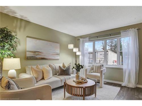 A-586 Mount Anne Drive, Waterloo, ON - Indoor Photo Showing Living Room