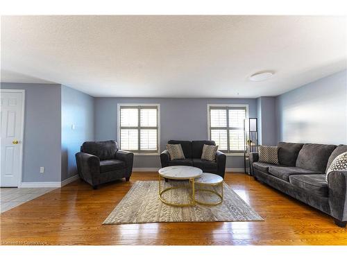 Upper-53 Sandwell Court W, Kitchener, ON - Indoor Photo Showing Living Room