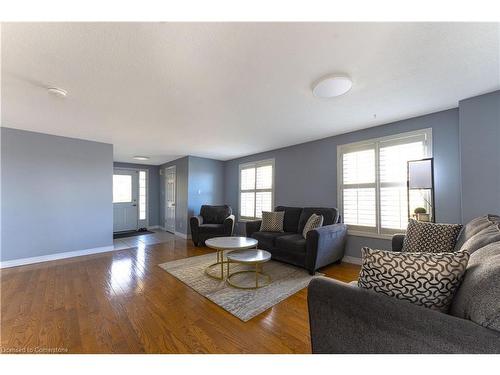 Upper-53 Sandwell Court W, Kitchener, ON - Indoor Photo Showing Living Room