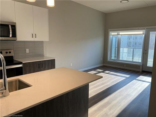 311-28 Westhill Drive, Waterloo, ON - Indoor Photo Showing Kitchen