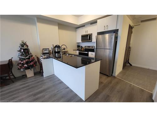 2407-108 Garment Street, Kitchener, ON - Indoor Photo Showing Kitchen