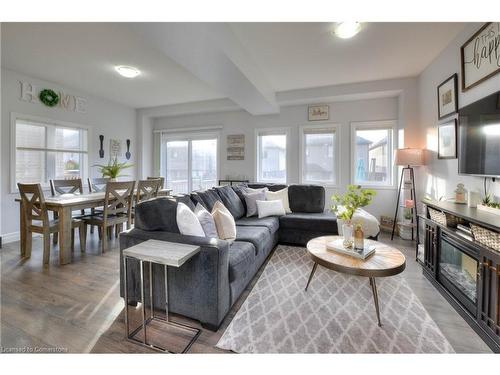 23 Pondcliffe Drive, Kitchener, ON - Indoor Photo Showing Living Room