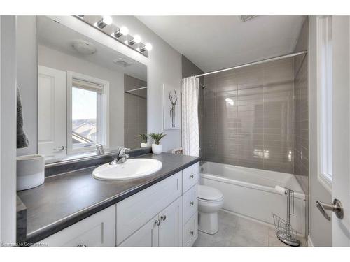 23 Pondcliffe Drive, Kitchener, ON - Indoor Photo Showing Bathroom