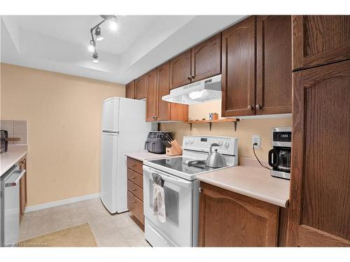 14-30 Bryan Court, Kitchener, ON - Indoor Photo Showing Kitchen