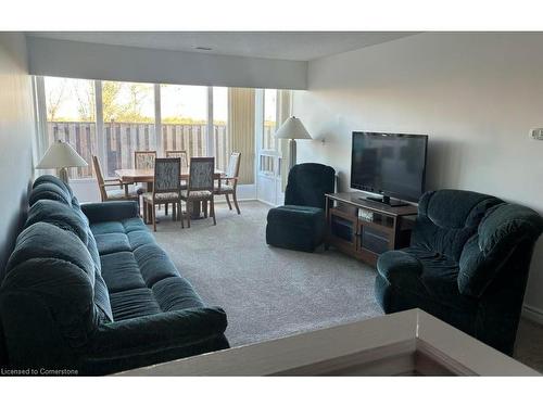 102-237 King Street W, Cambridge, ON - Indoor Photo Showing Living Room