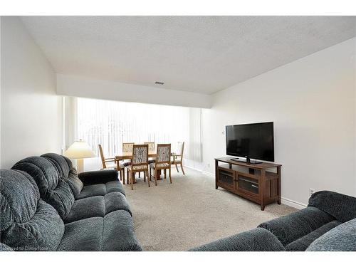 102-237 King Street W, Cambridge, ON - Indoor Photo Showing Living Room