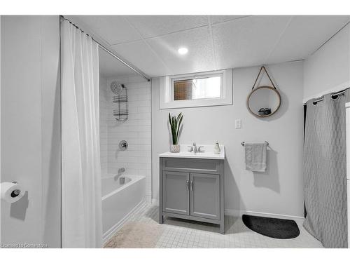 260 Tweedsmuir Avenue, London, ON - Indoor Photo Showing Bathroom