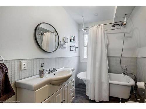 319 Douro Street, Stratford, ON - Indoor Photo Showing Bathroom