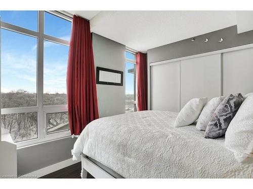 803-150 Water Street N, Cambridge, ON - Indoor Photo Showing Bedroom