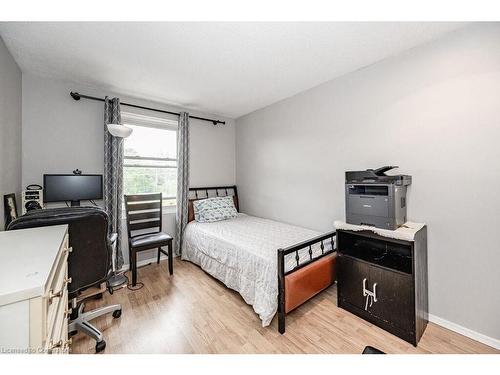 30-11 Grand River Boulevard, Kitchener, ON - Indoor Photo Showing Bedroom