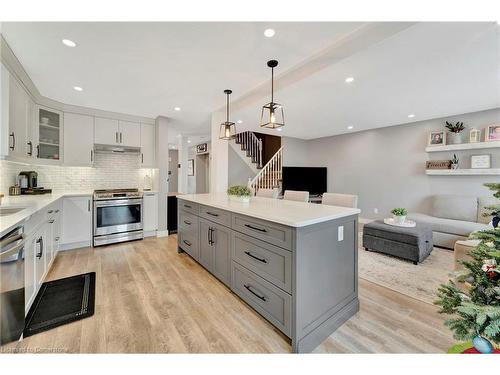 120 Wheatland Drive, Cambridge, ON - Indoor Photo Showing Kitchen With Upgraded Kitchen