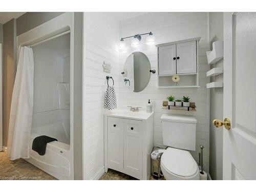 47 Renwick Avenue, Cambridge, ON - Indoor Photo Showing Bathroom