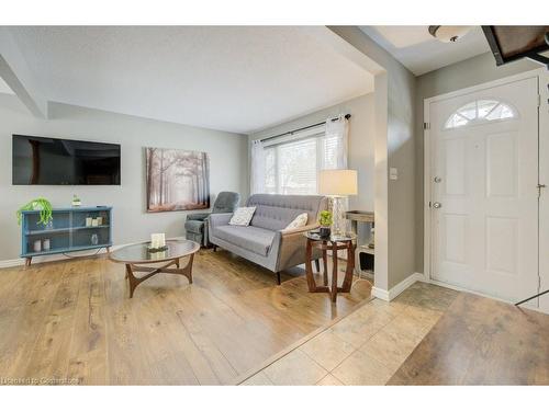 47 Renwick Avenue, Cambridge, ON - Indoor Photo Showing Living Room