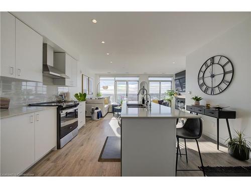 2006-50 Grand Avenue S Avenue, Cambridge, ON - Indoor Photo Showing Kitchen With Upgraded Kitchen