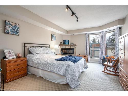 294-3267 King Street E, Kitchener, ON - Indoor Photo Showing Bedroom