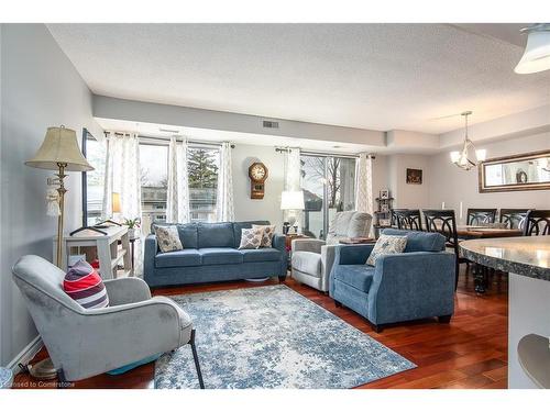 294-3267 King Street E, Kitchener, ON - Indoor Photo Showing Living Room