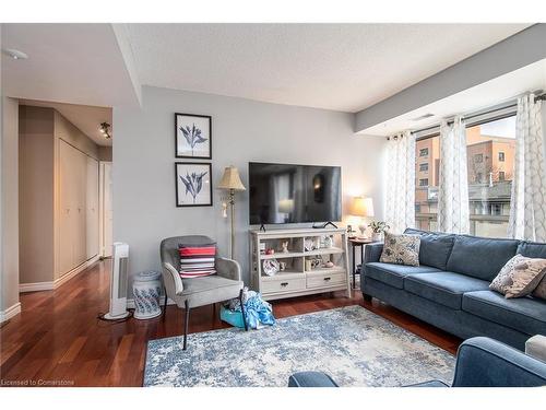 294-3267 King Street E, Kitchener, ON - Indoor Photo Showing Living Room