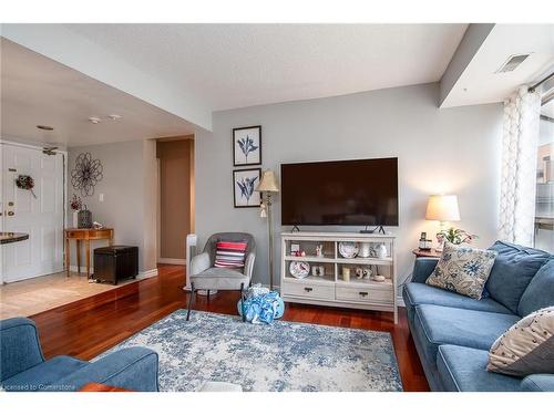 294-3267 King Street E, Kitchener, ON - Indoor Photo Showing Living Room