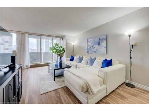 503-375 King Street N, Waterloo, ON - Indoor Photo Showing Living Room