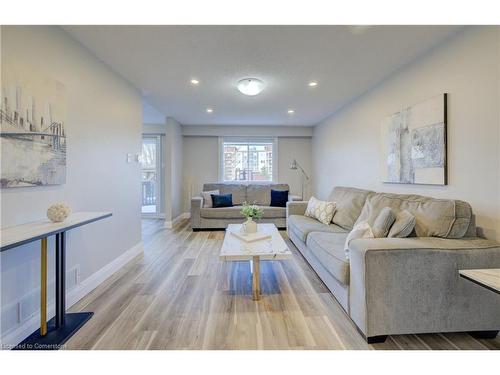 8 Bushmills Crescent, Guelph, ON - Indoor Photo Showing Living Room