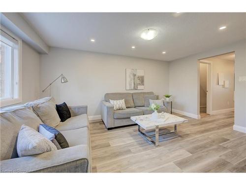 8 Bushmills Crescent, Guelph, ON - Indoor Photo Showing Living Room