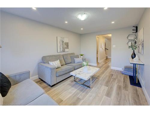 8 Bushmills Crescent, Guelph, ON - Indoor Photo Showing Living Room