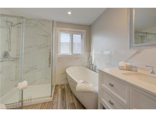 8 Bushmills Crescent, Guelph, ON - Indoor Photo Showing Bathroom