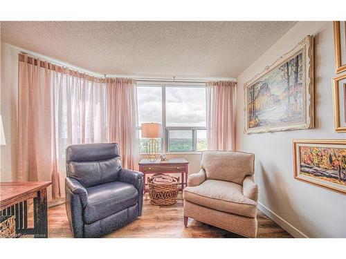 1806-55 Green Valley Drive, Kitchener, ON - Indoor Photo Showing Living Room