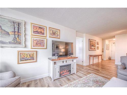 1806-55 Green Valley Drive, Kitchener, ON - Indoor Photo Showing Living Room