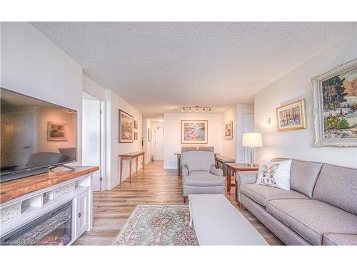 1806-55 Green Valley Drive, Kitchener, ON - Indoor Photo Showing Living Room